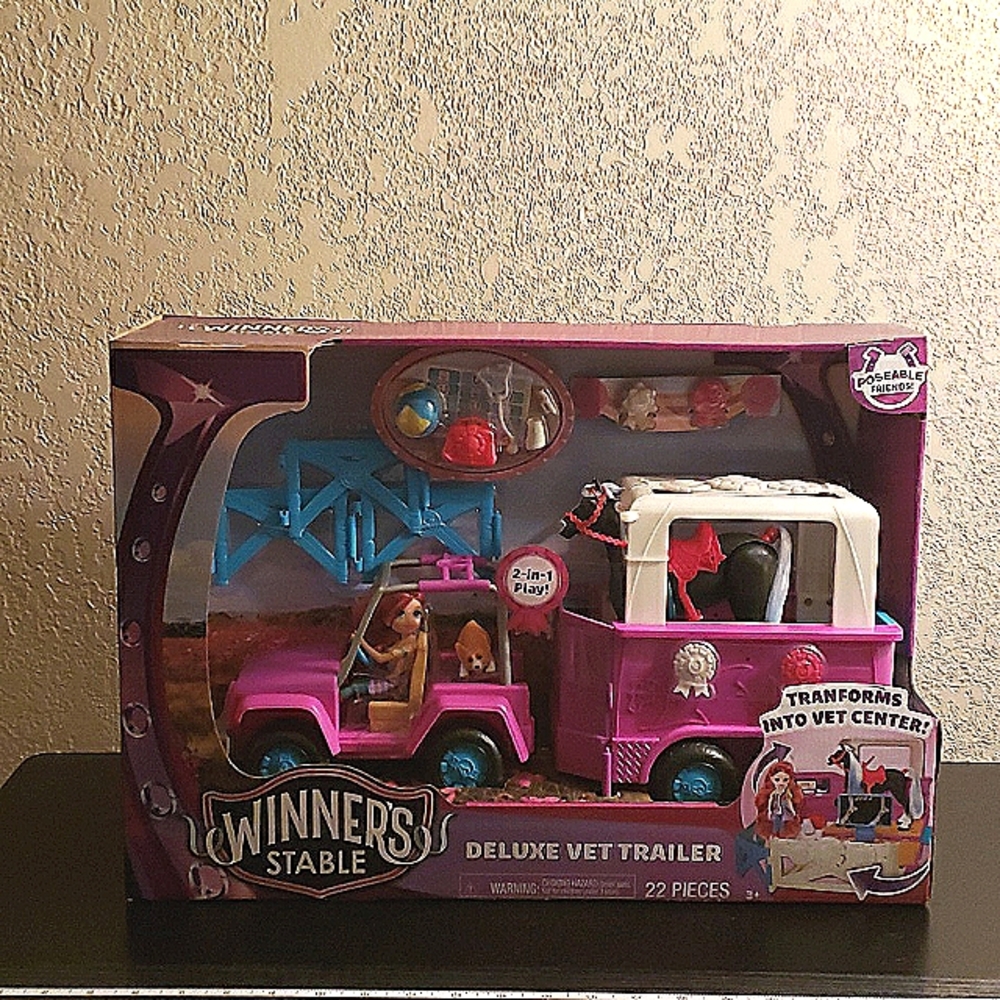 Winner's Stable Deluxe Vet Horse Trailer